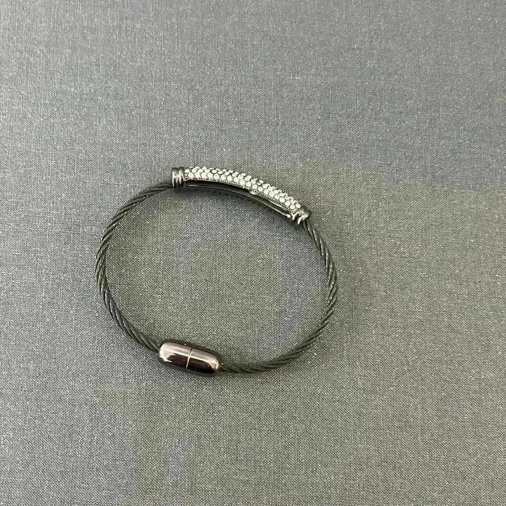 Black/pewter magnetic closure bracelet - Picture 2 of 3
